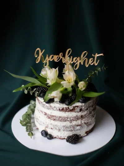 KJÆRLIGHET -kaketopp