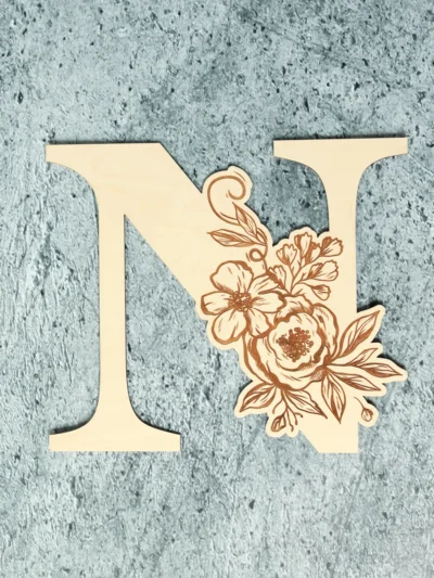 BOKSTAV MED BLOMSTERMOTIV